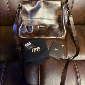 PRE-LOVED FRYE CHARLIE FLAP SHOULDER/CROSSBODY BAG
**BROWN CAMO**
**RARE FIND**